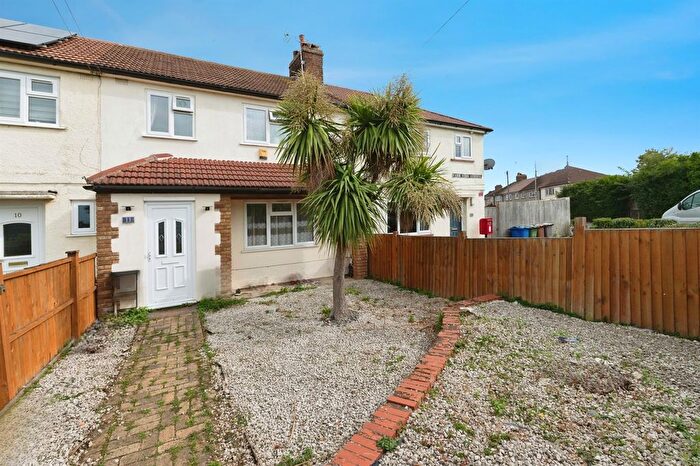 3 Bedroom Terraced House For Sale In Parkside Avenue, Tilbury, RM18
