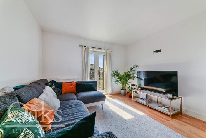 1 Bedroom Apartment For Sale In Woodside Green, South Norwood, SE25