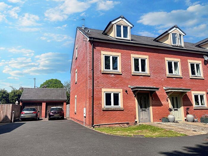 4 Bedroom End Of Terrace House For Sale In Lyfield Court, Charlton Kings, GL53