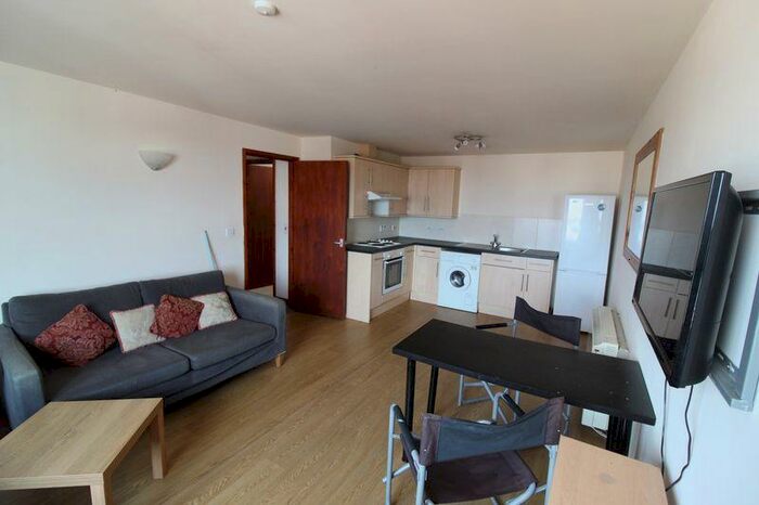 3 Bedroom Flat To Rent In Available For September - Bedroom Student Flat -Winton, BH9