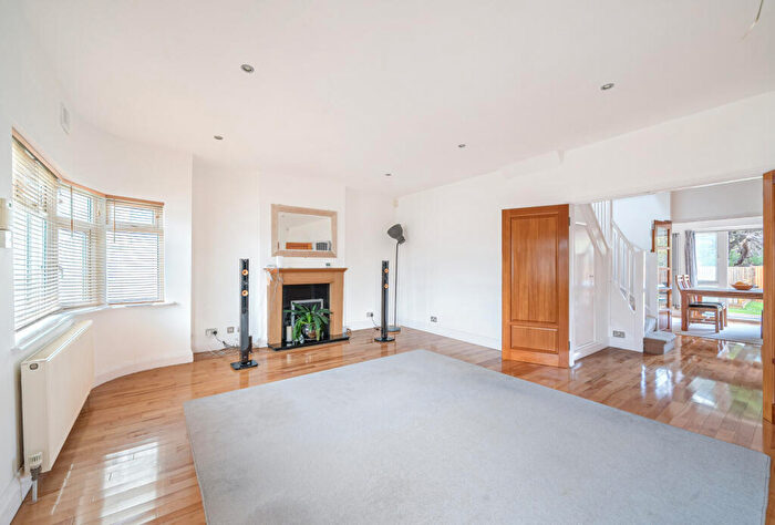 4 Bedroom Bungalow For Sale In Kinloch Drive, London, NW9