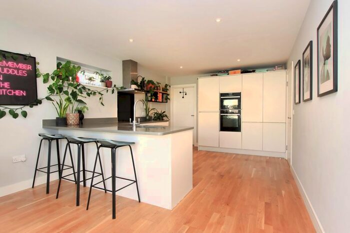 4 Bedroom Detached House For Sale In Mentmore Road, Cheddington, LU7
