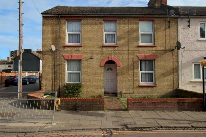 1 Bedroom Flat To Rent In Alexander Road, Bedford MK40