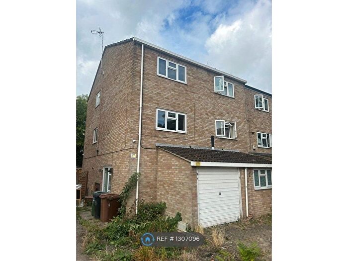 3 Bedroom Semi-Detached House To Rent In Coney Burrows, London, E4