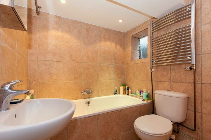 2 Bedroom Flat For Sale In Warnborough Road, Oxford, OX2