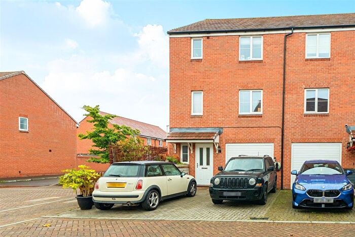 5 Bedroom Semi Detached House For Sale In Potter Way, Winnersh, Berkshire, RG41
