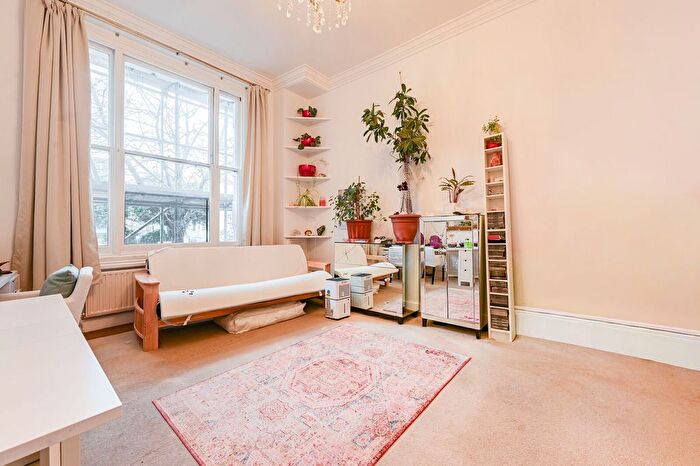 2 Bedroom Flat To Rent In Redcliffe Gardens, Chelsea, London, SW10