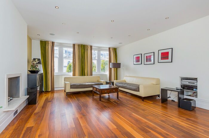 3 Bedroom Flat To Rent In Queen's Gate, London, SW7