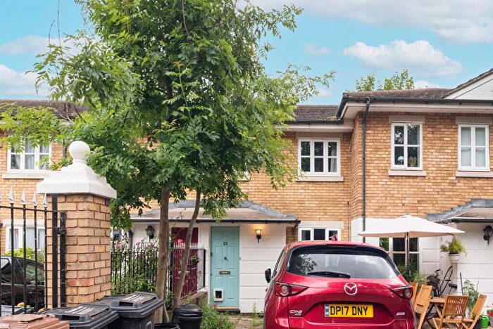 2 Bedroom House To Rent In Royal Close, Stoke Newington, N16