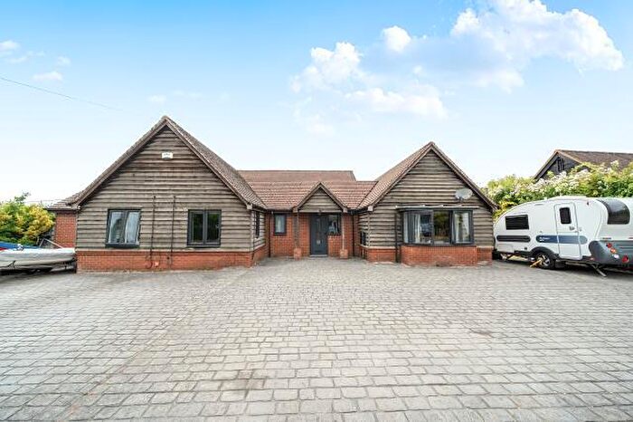 4 Bedroom Bungalow For Sale In Westside, Sandy Lane, Abingdon, OX13