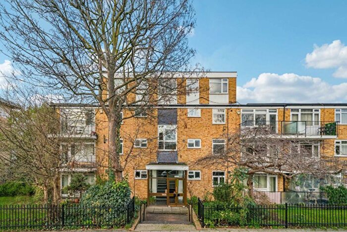 3 Bedroom Flat To Rent In Park Hill, Clapham South, SW4