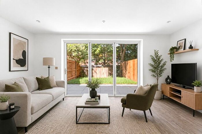 4 Bedroom Terraced House To Rent In Cowan Gardens, North Gate Park, N15