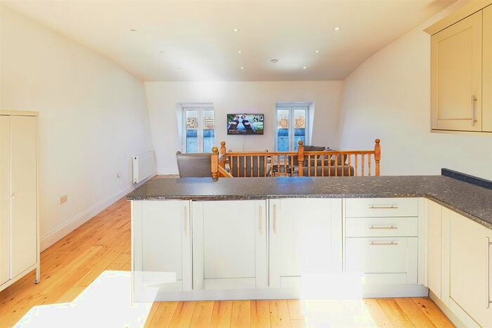 3 Bedroom Flat To Rent In Putney High Street, Putney, SW15
