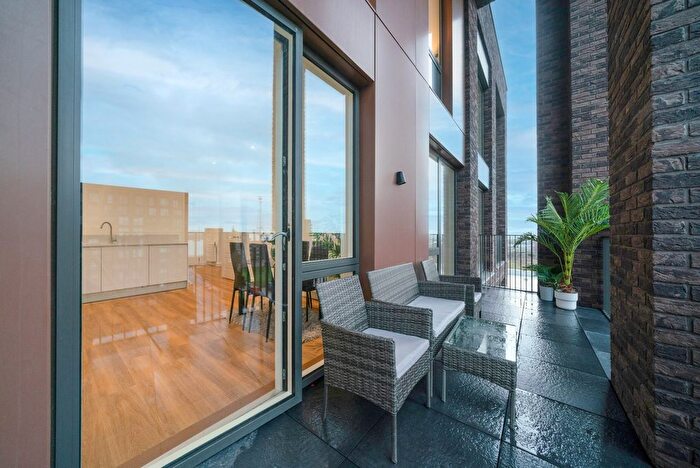 3 Bedroom Flat To Rent In Shackleton Way, London, E16