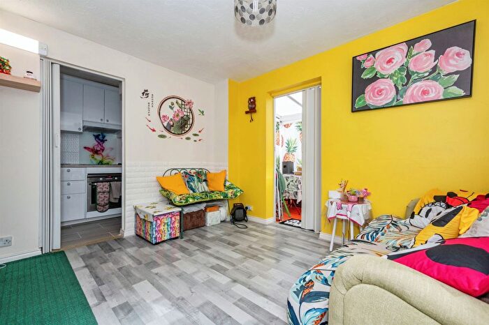 1 Bedroom End Of Terrace House For Sale In Banner Close, Purfleet, RM19