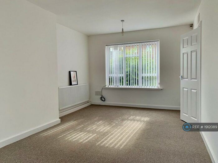 3 Bedroom Semi-Detached House To Rent In Hayles Close, Nottingham, NG5