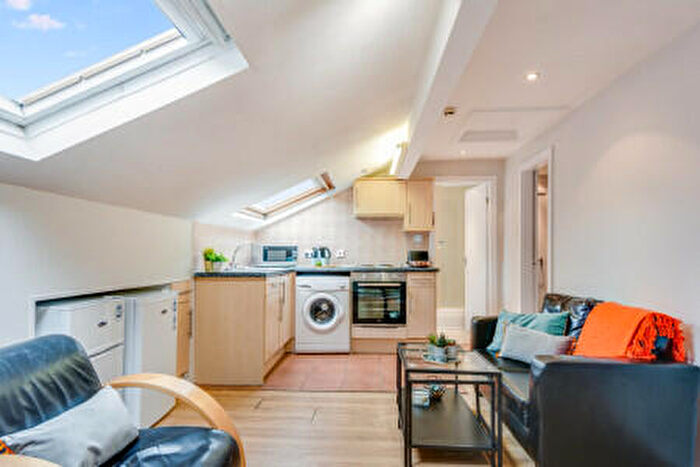 2 Bedroom Flat To Rent In Burley Road, Leeds, LS4