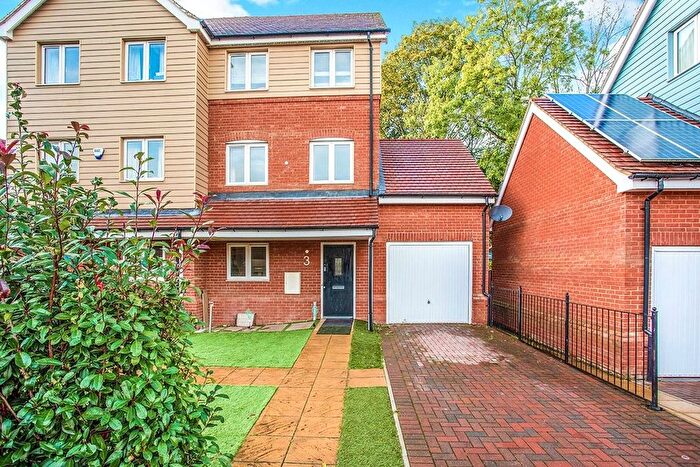 5 Bedroom Semi-Detached House To Rent In Aurora Close, Watford, Hertfordshire, WD25