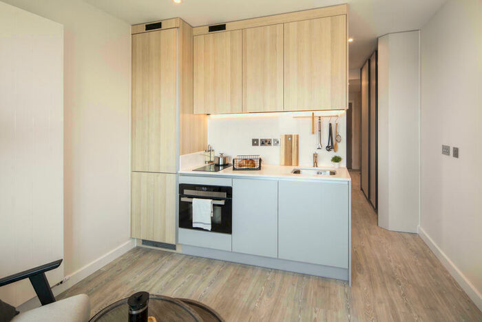 Studio To Rent In College Road, East Croydon, London, CR0