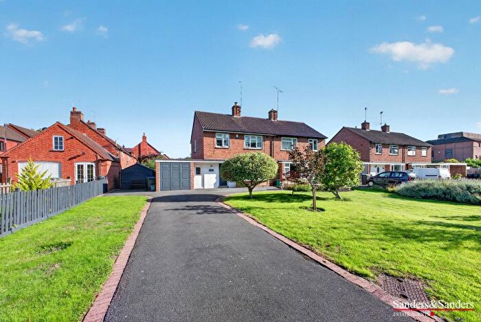 3 Bedroom Semi-Detached House For Sale In Moorfield Road, Alcester, B49