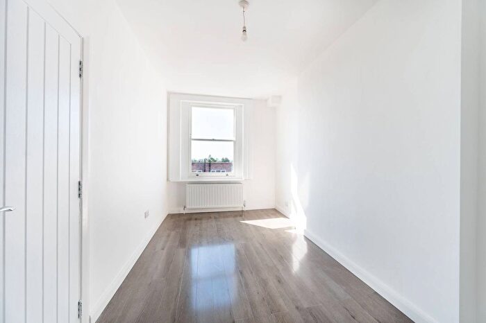 3 Bedroom Flat To Rent In High Street, Harlesden, London, NW10