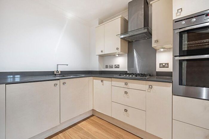 1 Bedroom Flat To Rent In Albany Park Road, Kingston Upon Thames, Greater London, KT2