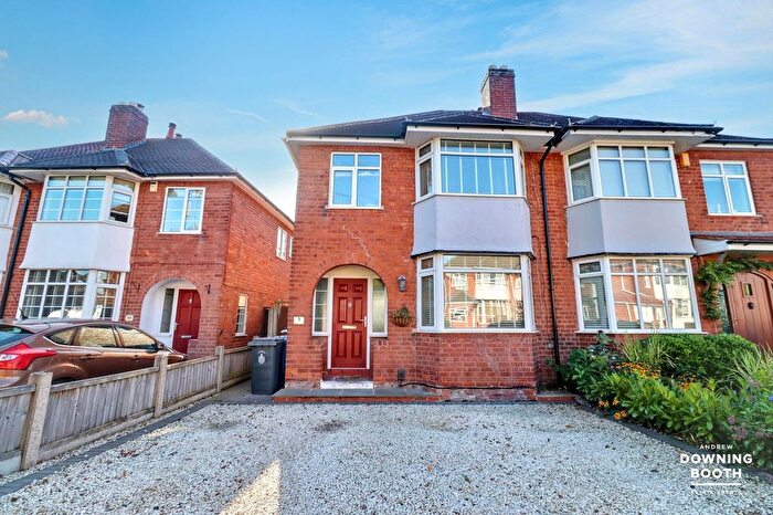 3 Bedroom Semi-Detached House For Sale In Lyn Avenue, Lichfield, WS13
