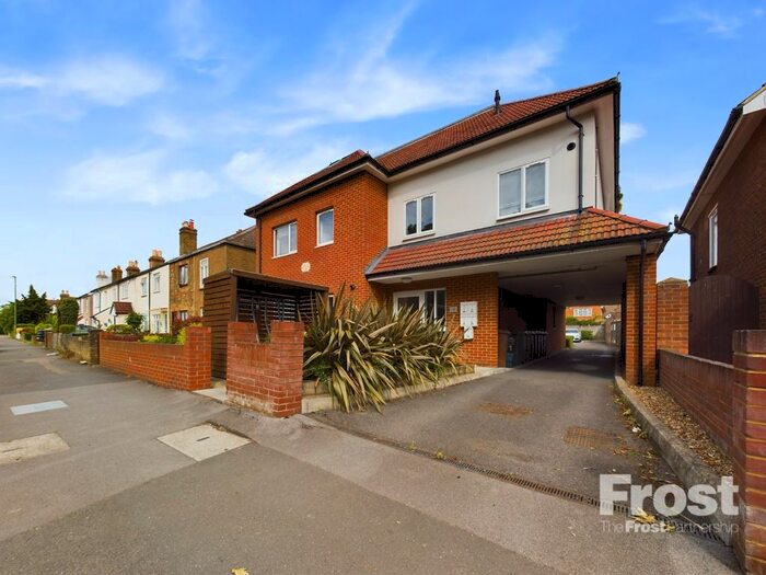 2 Bedroom Flat To Rent In Woodthorpe Road, Ashford, Surrey, TW15