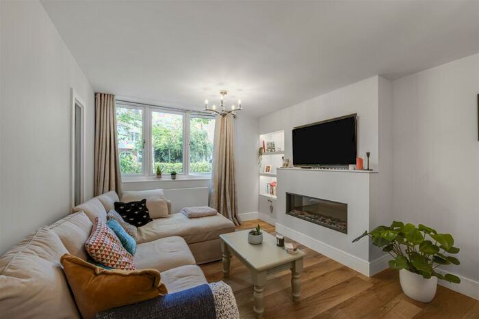2 Bedroom Flat To Rent In Sheen Gate Gardens, East Sheen, SW14