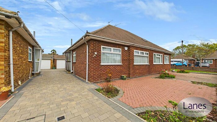 2 Bedroom Semi-Detached Bungalow For Sale In Dudley Avenue, Waltham Cross, EN8