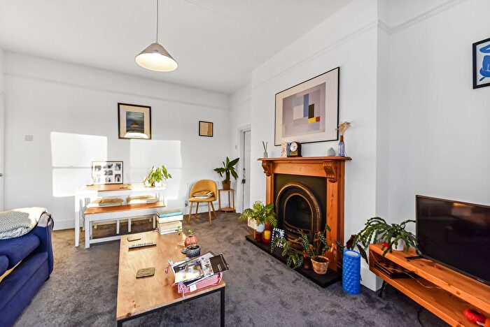 2 Bedroom Flat To Rent In Thurlow Hill, West Dulwich, SE21