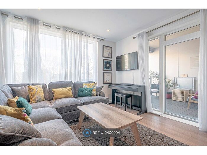 2 Bedroom Flat To Rent In Barrington Road, London, SW9