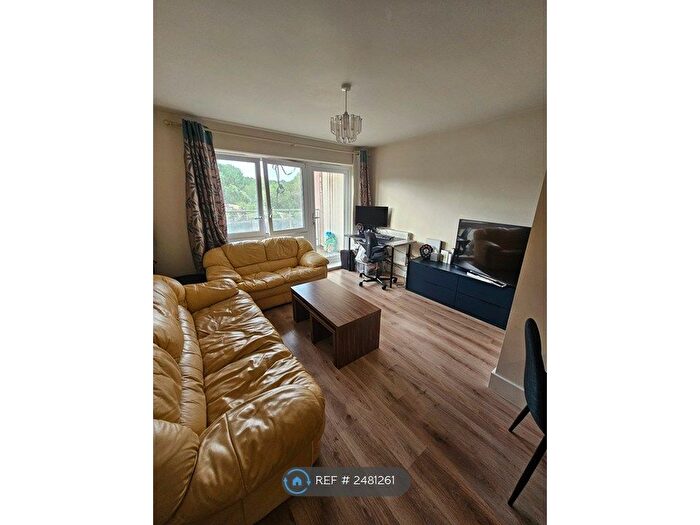 2 Bedroom Flat To Rent In Park Wood Court, Ruislip, HA4