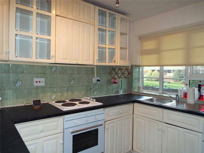 2 Bedroom Flat To Rent In Avenue Road, Oakwood, London, N14