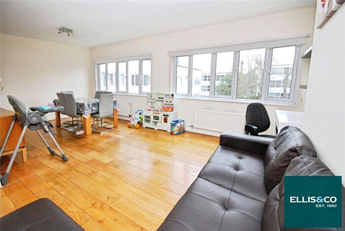 2 Bedroom Apartment To Rent In Highfield Court, Highfield Road, NW11