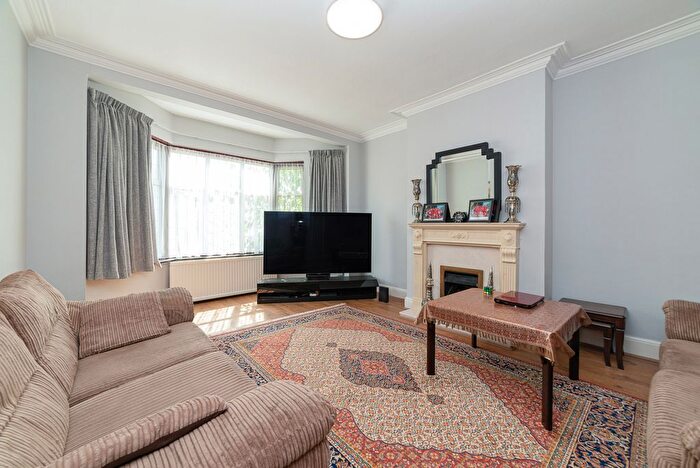 3 Bedroom Semi-detached House To Rent In Chase Way, London, N14