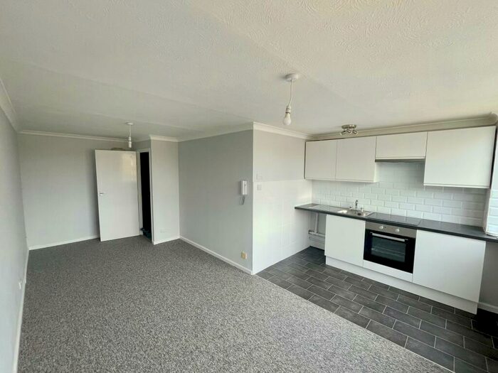 Apartment To Rent In Littlehampton Road - Tarring, BN13