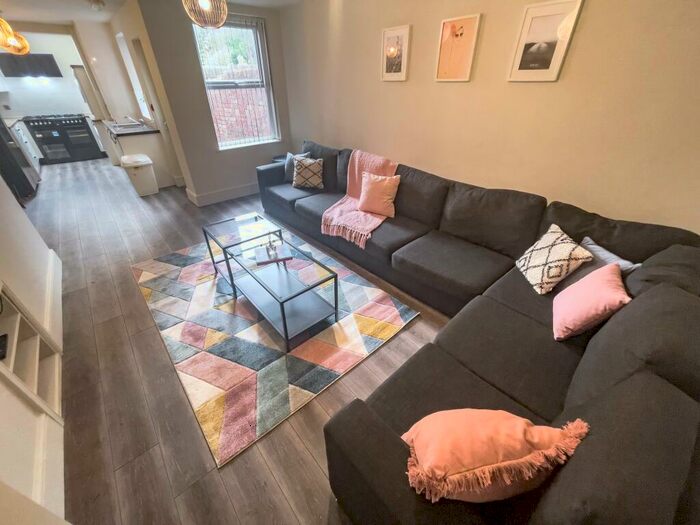 5 Bedroom House To Rent In Ingrow Road, L6