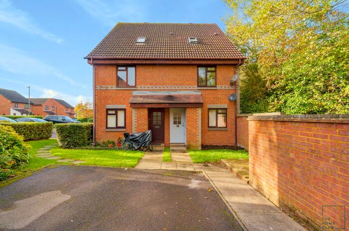 2 Bedroom Maisonette To Rent In Dairymans Walk, Burpham, Guildford, GU4