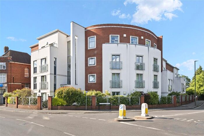 2 Bedroom Flat For Sale In Oatlands Avenue, Weybridge, Surrey, KT13