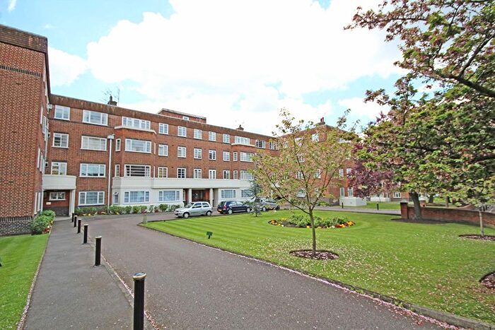 2 Bedroom Flat To Rent In Sheen Court, Richmond, TW10