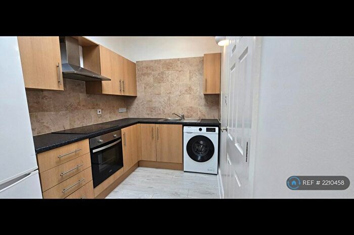 2 Bedroom Flat To Rent In Meanwood Road, Leeds, LS6