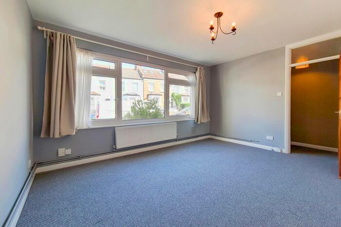 2 Bedroom Flat To Rent In Natal Road, London, SW16