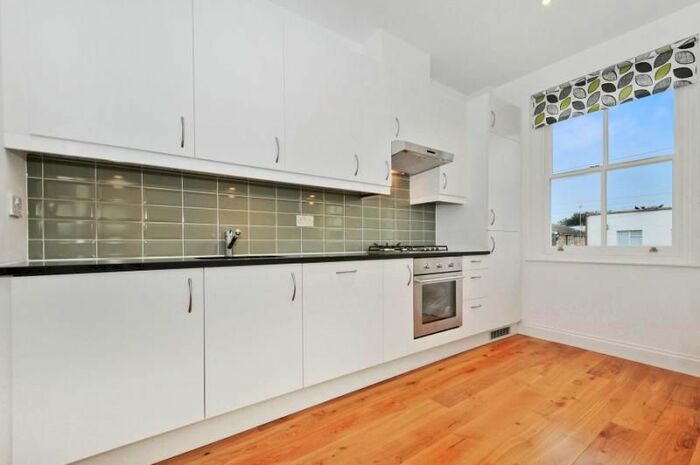 2 Bedroom Flat To Rent In Gayford Road, London, W12