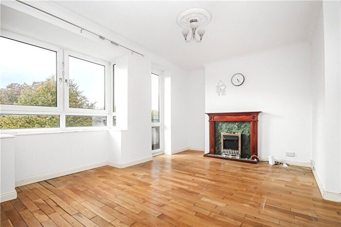 2 Bedroom Flat To Rent In Knights Hill, London, SE27