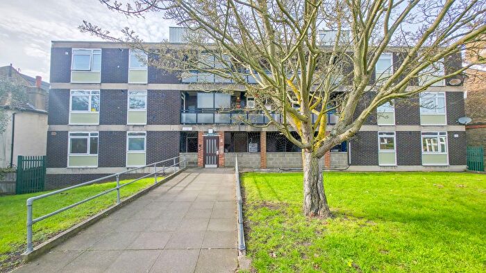 3 Bedroom Flat For Sale In Shrewsbury Lane, London, SE18