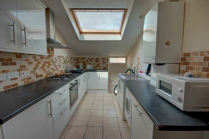 6 Bedroom Flat To Rent In Doncaster Road, Newcastle Upon Tyne, NE2