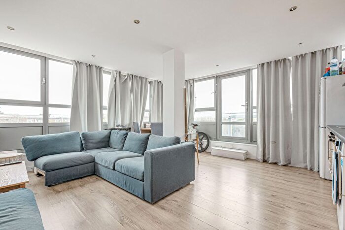 2 Bedroom Flat To Rent In Courtenay House, New Park Road, SW2