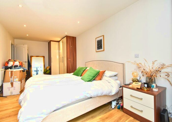1 Bedroom Flat To Rent In Station Road, Redhill, RH1