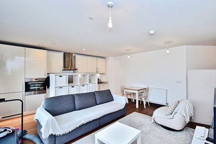 2 Bedroom Flat For Sale In Waterhouse Avenue, Maidstone, Kent, ME14